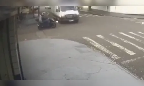 Caminhão invade preferencial e atinge motociclista em Maringá; veja