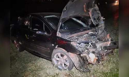 Carro cai em canaleta entre Jandaia do Sul e Mandaguari