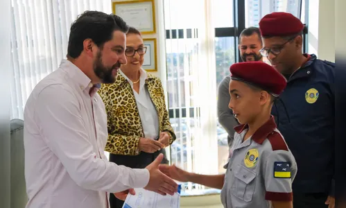 Alunos de escolas cívico-militares visitam Rafael Cita e Édina Kümmel