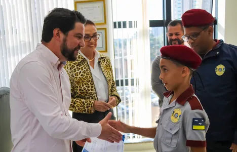Alunos de escolas cívico-militares visitam Rafael Cita e Édina Kümmel