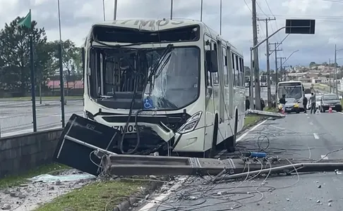 Apesar do susto, os dois passageiros que estavam no ônibus no momento do acidente não se feriram.