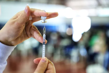 Arapongas recebe mais doses de vacinas contra a dengue e Covid-19