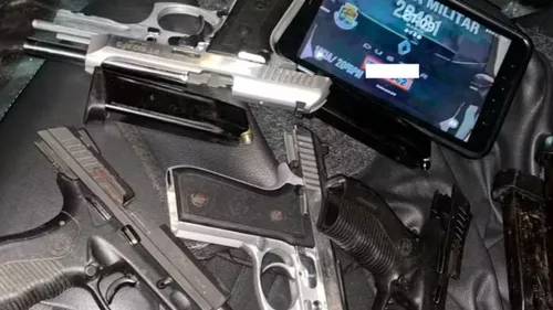 Armas apreendidas com os quatro suspeitos presos pela polícia