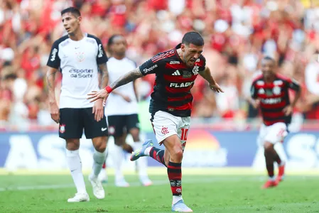Arrascaeta, do Flamengo, comemora gol contra o Corinthians