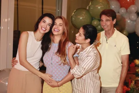 As fotos divulgadas nas redes sociais com a mão na barriga da influenciadora deixaram os internautas com dúvidas e levantaram rumores sobre uma possível gravidez