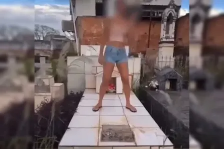 As jovens ainda caçoaram do nome de uma mulher sepultada no local