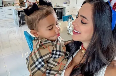 Bruna é mãe de Mavie e espera a segunda filha, Mel