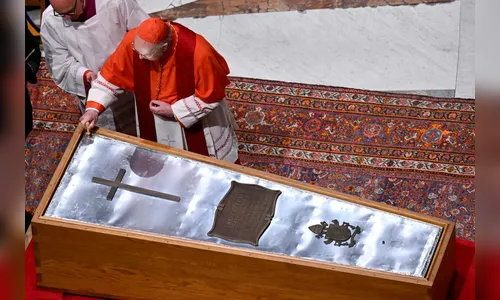 Caixão com o corpo do papa Francisco é fechado no Vaticano; veja fotos