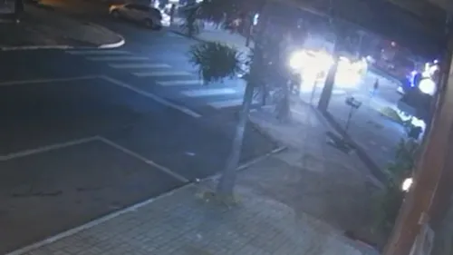 Câmera de seguraça flagrou acidente em Cascavel