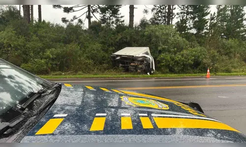 Colisão frontal entre carro e caminhão deixa um ferido na BR-277