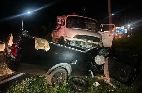 Caminhoneiro e carro funerário se envolvem em acidente fatal
