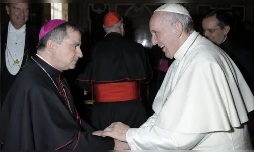 Cardeal italiano condenado por fraude renuncia à presença no conclave