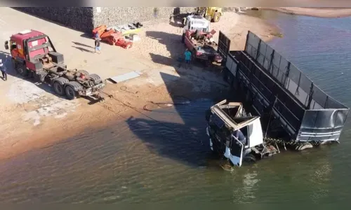 Carreta com 39 toneladas de fertilizante é retirada do Rio Paraná