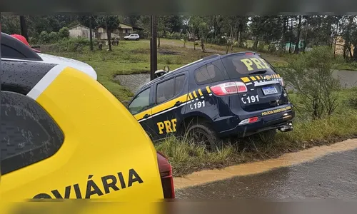 Viatura da PRF se acidenta durante perseguição no Paraná
