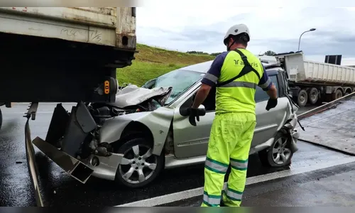 Motorista sobrevive após parar com carro debaixo de carreta no PR