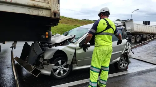 Carro ficou parcialmente destruído no acidente