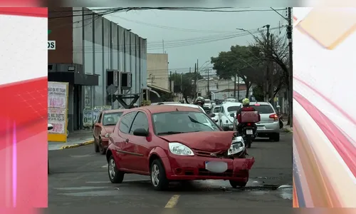 Carros colidem em cruzamento no Jardim São Pedro em Apucarana
