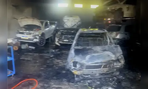 Carros são destruídos em incêndio que atingiu oficina mecânica no PR