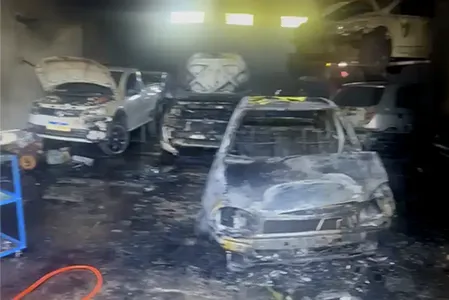 Carros ficaram destruídos nesta quarta-feira