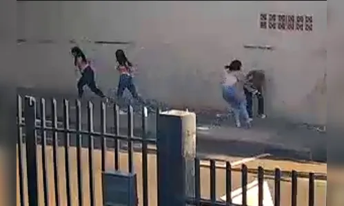 Jovem sofre emboscada e é esfaqueada por 3 adolescentes no PR; vídeo