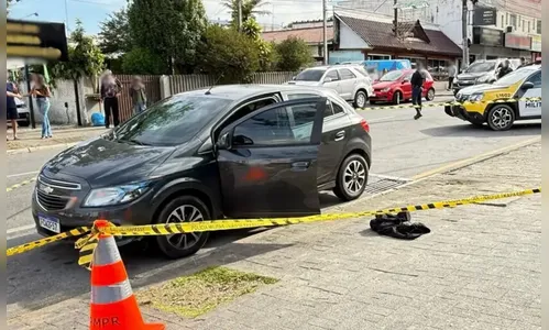 Homem com antecedentes criminais é executado a tiros dentro de carro