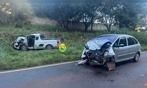 Colisão frontal deixa dois motoristas gravemente feridos na PR-323