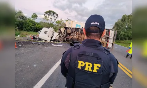 Caminhoneiro morre em colisão frontal entre carretas na BR-277 no PR