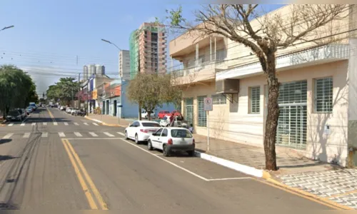 Colisão em cruzamento deixa ciclista ferido no centro de Apucarana