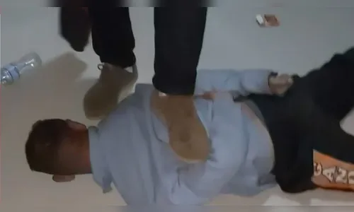 Vídeos mostram comerciantes sendo torturados por criminosos, assista