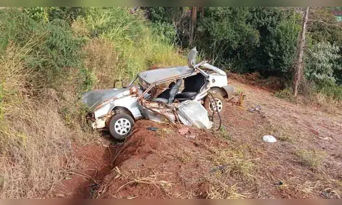 Motorista e passageira ficam feridos após capotamento na PR-487