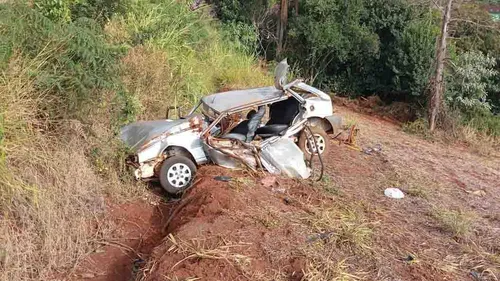 Condutor perdeu o controle do carro, saiu da pista e capotou