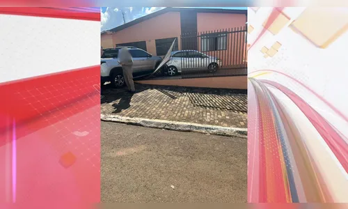 Carro derruba portão e invade residência em Mauá da Serra