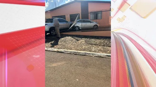 De acordo com informações preliminares, a condutora do Fiat Toro teria se confundido na hora de dar a marcha ré