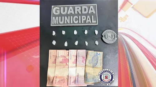 Dinheiro e pedras de crack foram apreendidos