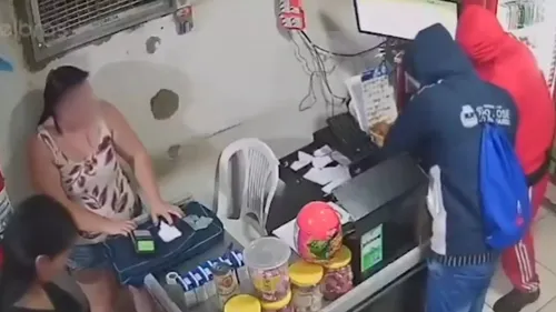 Dois homens invadiram o mercadinho e renderam a esposa do proprietário.