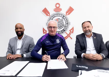 Dorival assina com o Timão