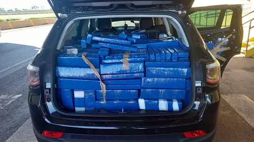 Droga foi localizada em Jeep Compass