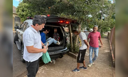 Usuários são informados por policiais que 'biqueira' foi fechada