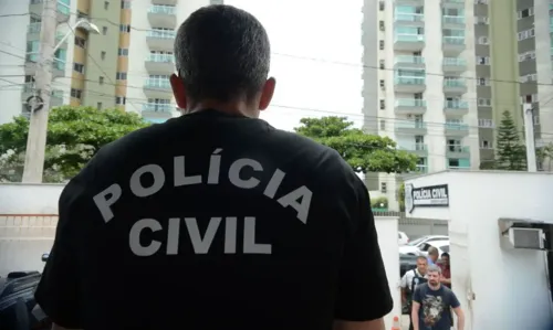 Ele é considerado foragido e está sendo procurado