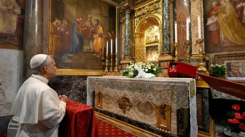 Ele visitou o Santuário de Nossa Senhora do Bom Conselho, em Genazzano, cidade a cerca de uma hora de Roma, e parou no caminho de volta para homenagear seu antecessor, Francisco, na Basílica de Santa Maria Maior, na capital italiana.