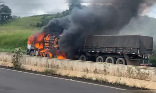 Incêndio destrói carreta carregada com cimento na BR-376; veja vídeo