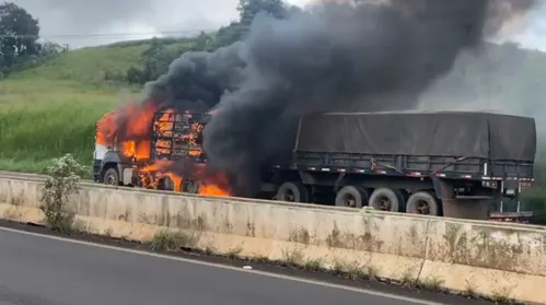 Fogo se espalhou rapidamente e gerou uma fumaça escura e densa