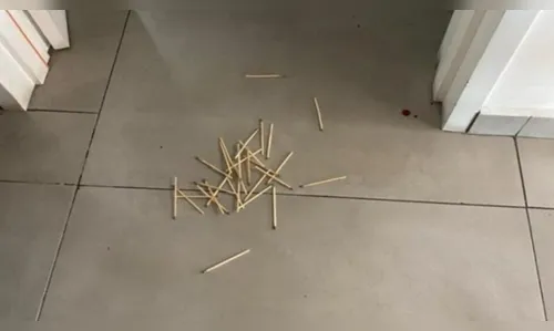 Homem joga gasolina na ex, mas fósforos e isqueiro falham