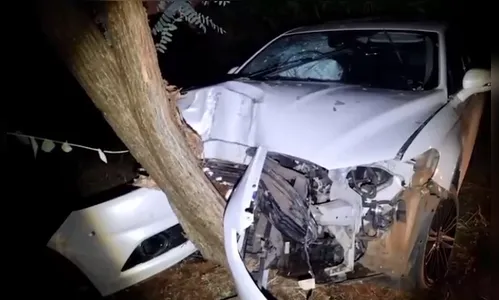 Fusion atinge árvore e gestante é atendida pelo Siate no PR