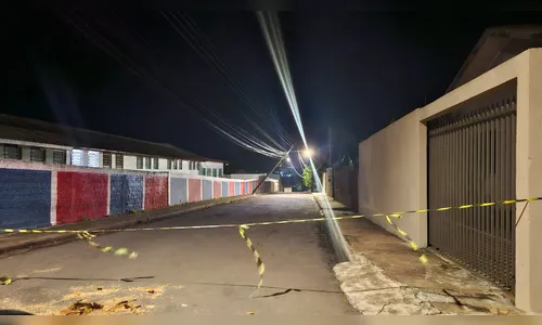 Casas do 'Castelo Branco' ficam sem energia após carro derrubar poste