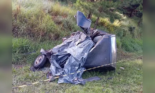 Acidente mata duas pessoas e destrói carro em rodovia do Paraná