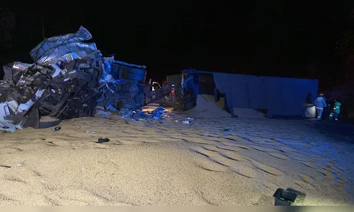 Semirreboque se desprende e mata caminhoneiro após colisão na BR-376