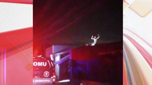 Homem bate na mulher e sobe em telhado de cueca para fugir de prisão