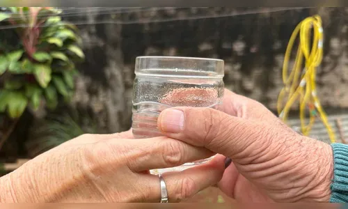 Homem pede copo d’água e joga em mulher em Faxinal