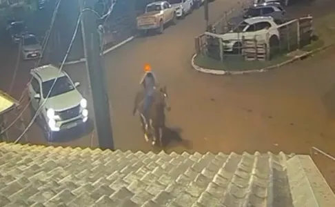 Homem saiu cavalgando tranquilamente com animal furtado